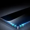 Close-up of the corner of a smartphone with glowing blue arrows indicating protection. Voir les images du produit