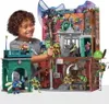 A child is playing with a Teenage Mutant Ninja Turtles playset. Produktbild-Vorschau