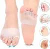 A close-up of a person's feet wearing silicone toe separators, with diagrams illustrating foot conditions. Anteprima dell’immagine prodotto