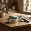 Blik TheWootz bijenwas op een houten keukentafel Productafbeelding-voorbeeld