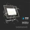A floodlight with water splashing around it, highlighting its water-resistant features. Náhled obrázku produktu