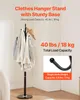 A clothes hanger stand with clothes and a hat on it, with marketing text overlays. Anteprima dell’immagine prodotto