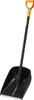 A Fiskars snow shovel against a white background. Anteprima dell’immagine prodotto