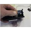 A hand is holding a printer part over a paper towel with ink stains. Produktbild-Vorschau