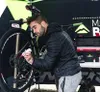 Fahrradmechaniker, der Boeshield auf eine Fahrradkette aufträgt Produktbild-Vorschau