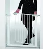 A person is opening a white metal safety gate. Voir les images du produit