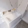 Bild einer modernen, weißen Badewannen in hellem Badezimmer mit einer seitlicheren Ansicht. Produktbild-Vorschau