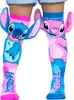 Kind trägt bunte Stitch-&-Angel-Socken in Pink und Blau, jeweils mit großen 3D-Ohren an den Seiten. Produktbild-Vorschau