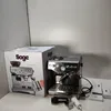 A Sage Barista Express espresso machine and its original packaging are displayed on a white surface against a light gray background. Produktbild-Vorschau