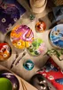 A collection of Japanese-themed tableware, including plates, cups, and forks, arranged on a wooden surface. Voir les images du produit