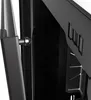 A close-up view of the hinge and latch mechanism of a black computer case. Voir les images du produit