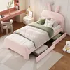 A child's bedroom with a pink bed, desk, and chair. Voir les images du produit