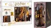 The image shows the packaging of a Harry Potter Diagon Alley miniature world building kit, with a depiction of the product and Harry Potter himself on the front. A separate image on the right shows a more detailed view of the assembled miniature world. Produktbild-Vorschau