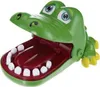 A green toy crocodile with its mouth open, showing its red tongue and white teeth. Anteprima dell’immagine prodotto