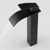 Rubinetto lavabo bagno Ari Waterfall nero in ottone, bocca Anteprima dell’immagine prodotto 7