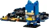 A LEGO BrickHeadz Batman figure stands in front of a pile of LEGO bricks. Anteprima dell’immagine prodotto
