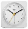 A close-up studio shot of a white Braun analog alarm clock. Podgląd zdjęcia produktu
