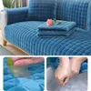 Blauer gesteppter Samt-Sofabezug auf einem Sofa, mit Nahaufnahmen seiner Textur und beim Waschen Náhľad obrázku produktu