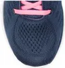 A close-up view of the toe area of a navy blue sneaker with pink laces. Voir les images du produit