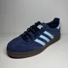 A single Adidas Handball Spezial shoe is shown from a side-diagonal angle against a plain background. Voir les images du produit