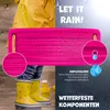 A child's yellow rain boots and a pink swing seat are shown in a rainy outdoor setting, with text highlighting product features. Produktbild-Vorschau