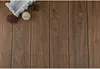 Braune Holzverkleidung mit weißem Zierzaun, einer bronzenen Eiffelturm-Figur und zwei Weidenkugeln in der oberen linken Ecke Náhľad obrázku produktu