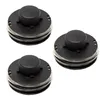 Three black spool replacements for a string trimmer, each with clear trimmer line wound around it, are arranged in a diagonal line against a white background. Produktbild-Vorschau