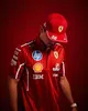 A man wearing a Scuderia Ferrari racing cap and shirt against a red background. Anteprima dell’immagine prodotto