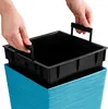 Hands are shown inserting a black plastic liner into a blue planter. Voir les images du produit
