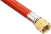A close-up view of the end of a red hose with a brass fitting. Voir les images du produit