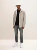 A man wearing a bucket hat, jacket, and jeans stands against a plain background. Produktbild-Vorschau