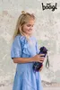 A young girl in a blue dress holds a purple water bottle with a jungle panda design. Voir les images du produit