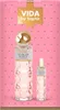 A pink background with polka dots and two bottles of perfume. The larger bottle is in the foreground, and a smaller bottle is to its right. Anteprima dell’immagine prodotto