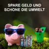 A piggy bank wearing sunglasses stands on moss next to batteries and a small green trash can for batteries. Podgląd zdjęcia produktu