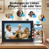 A digital photo frame displaying a family photo, with a smartphone showing the same photo and other images, and portraits of family members above. The scene suggests sharing memories remotely. Produktbild-Vorschau