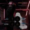 A young man wearing headphones stands in a room with neon lights, with a gaming chair in the background. Four circular graphics with icons and text are overlaid on the image. Anteprima dell’immagine prodotto