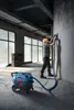A construction worker using a Bosch wet/dry vacuum cleaner to clean a wall. Anteprima dell’immagine prodotto