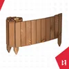 A wooden garden border is shown in a studio setting. Voir les images du produit
