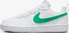 A white Nike Court Borough Low Recraft sneaker with green accents. Anteprima dell’immagine prodotto
