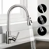 A chrome kitchen faucet with a pull-down sprayer is shown in use, with water flowing into a sink. Three circular insets on the right show different spray patterns. Podgląd zdjęcia produktu