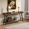 A console table with decorative items and a lamp in a living room setting. Anteprima dell’immagine prodotto