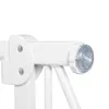 A close-up view of a white baby gate's adjustable knob and mounting bracket. Náhled obrázku produktu
