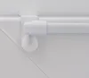 A close-up view of a white adjustable curtain rod bracket and rod, attached to a window frame. Produktbild-Vorschau