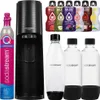 A collection of Sodastream products including a black Terra machine, a CO2 cylinder, three reusable bottles, and six flavored syrup pouches. Produktbild-Vorschau