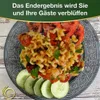 A close-up image of a pasta dish with tomatoes and cucumber slices on a decorative plate, overlaid with German text. Podgląd zdjęcia produktu