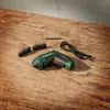 A cordless screwdriver and its accessories are laid out on a wooden table. Produktbild-Vorschau