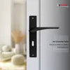A black door handle set is shown on a door, with a blurred background of a room interior and text overlays. Produktbild-Vorschau