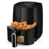 A black air fryer with fried chicken in the basket, against a white background. Anteprima dell’immagine prodotto