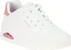A white Skechers Uno sneaker with pink accents. Produktbild-Vorschau
