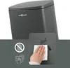 A close-up of a gray trash can with a logo, and a separate panel showing a hand wiping a surface with a cloth, along with icons indicating no fingerprints and easy cleaning. Anteprima dell’immagine prodotto
